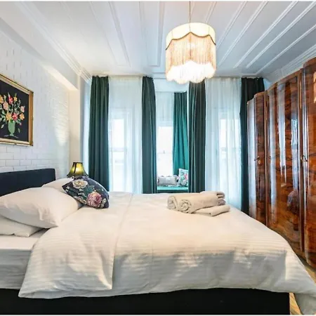 4-br Historical With 5 Ba, Great Location * Istanbul