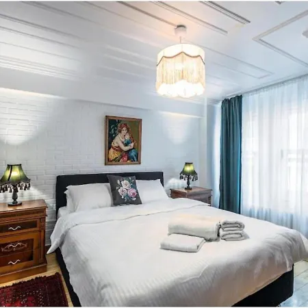 4-br Historical With 5 Ba, Great Location * Istanbul