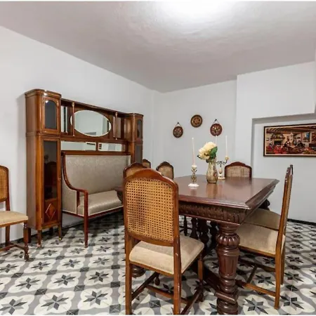 4-br Historical With 5 Ba, Great Location