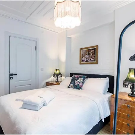 4-br Historical With 5 Ba, Great Location Lejlighed *