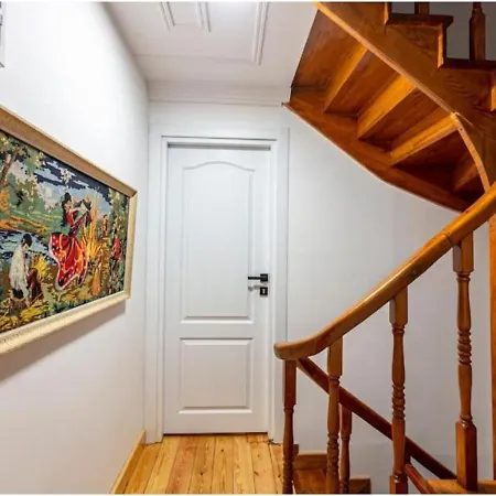 4-br Historical With 5 Ba, Great Location Lejlighed *
