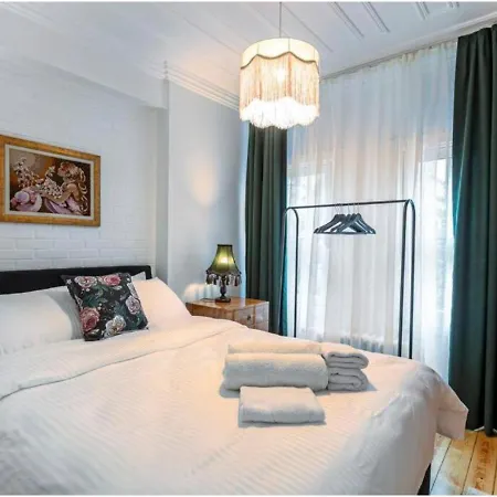 4-br Historical With 5 Ba, Great Location * Istanbul
