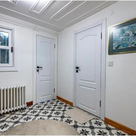 4-br Historical With 5 Ba, Great Location