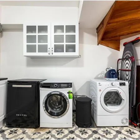 4-br Historical With 5 Ba, Great Location Lejlighed