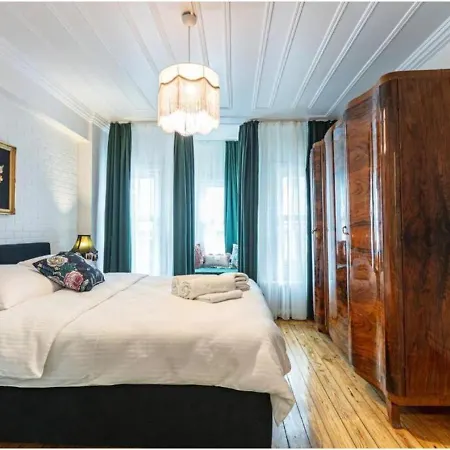 Lägenhet 4-br Historical With 5 Ba, Great Location Istanbul