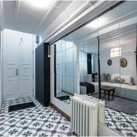 4-br Historical With 5 Ba, Great Location Lägenhet *