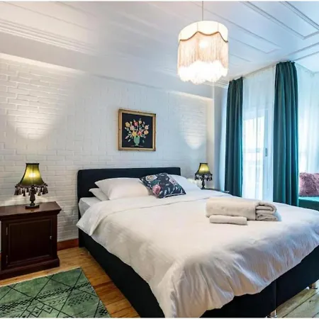 4-br Historical With 5 Ba, Great Location Apartamento *