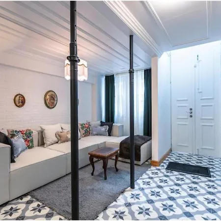 4-br Historical With 5 Ba, Great Location Apartamento Estambul
