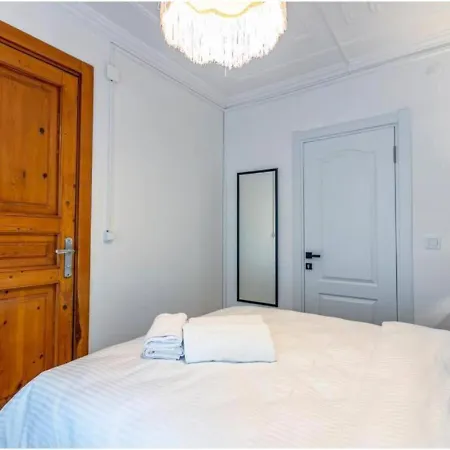 4-br Historical With 5 Ba, Great Location Apartamento *