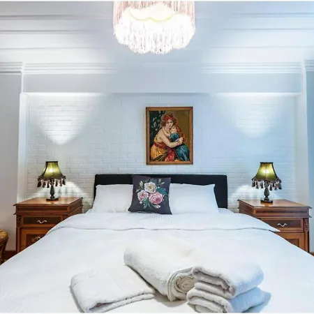 4-br Historical With 5 Ba, Great Location Apartamento