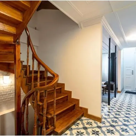 4-br Historical With 5 Ba, Great Location Apartamento Estambul